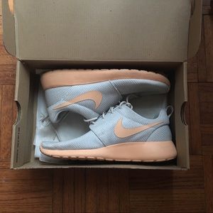 NIKE | Women’s Silver Roshe Run Sz. 6
